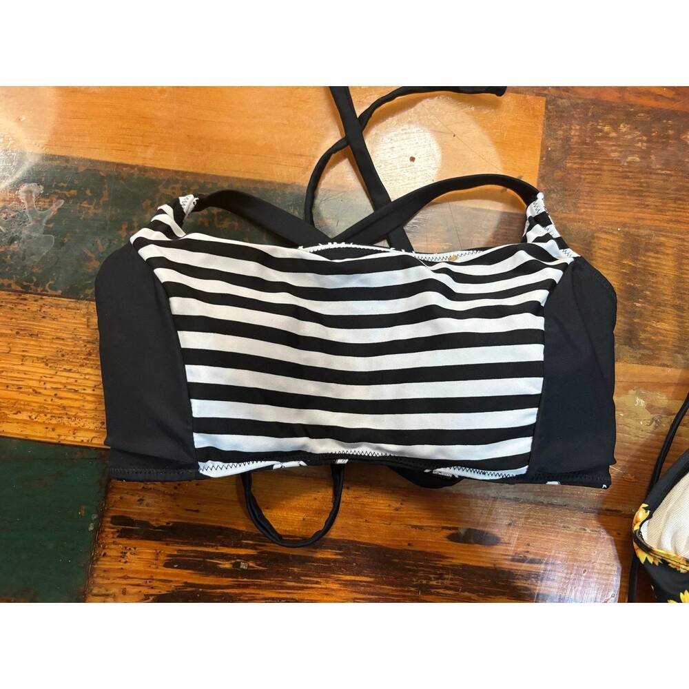 Two Medium bathing suits tops hot topic - Picture 4 of 4